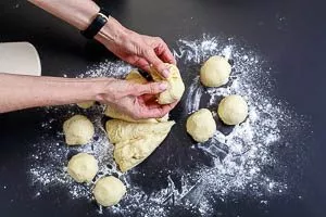 Formen von 12 Teigkugeln für 12 türkische Pizzen