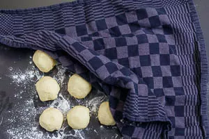 12 kleine Teigkugeln für 12 Lahmacun-Fladen