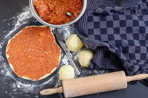 Teig ausrollen und mit Füllung bestreichen