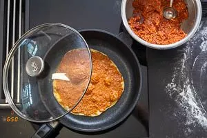 Lahmacun abgedeckt in Pfanne ausbacken