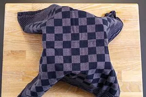 Hefeteig mit Küchentuch abdecken