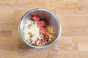 Zubereitung der Hackfleischmasse für türkische Pizza