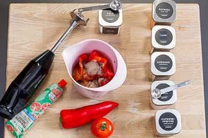 Pürieren von Gemüse und Gewürzen für Lahmacun-Füllung