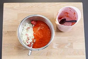 Vermischen von Hackfleisch- und Gemüse-Gewürz-Masse