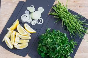 Zwiebeln, Zitrone und Petersilie für den Belag