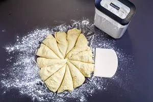 Mit Teigkarte in 12 Portionen geteilter Hefeteig