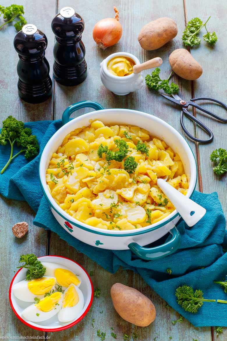 Klassischer Kartoffelsalat in der Schüssel ohne Mayo