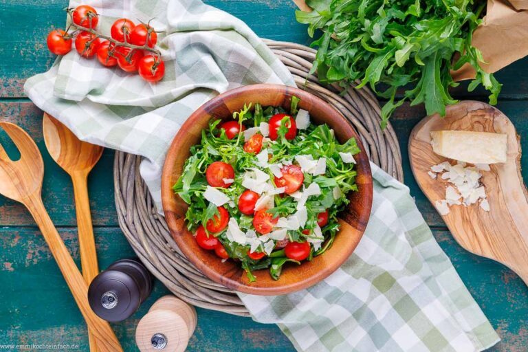 Rucola-Salat mit Tomaten und Parmesan - emmikochteinfach