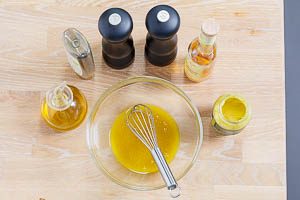 Angerührtes Dressing aus Balsamico, Olivenöl, Honig, Senf, Pfeffer und Salz für Rucola-Salat