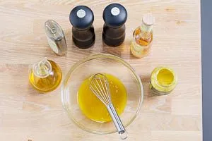 Dressing aus Balsamico, Olivenöl, Honig, Senf, Pfeffer und Salz anrühren