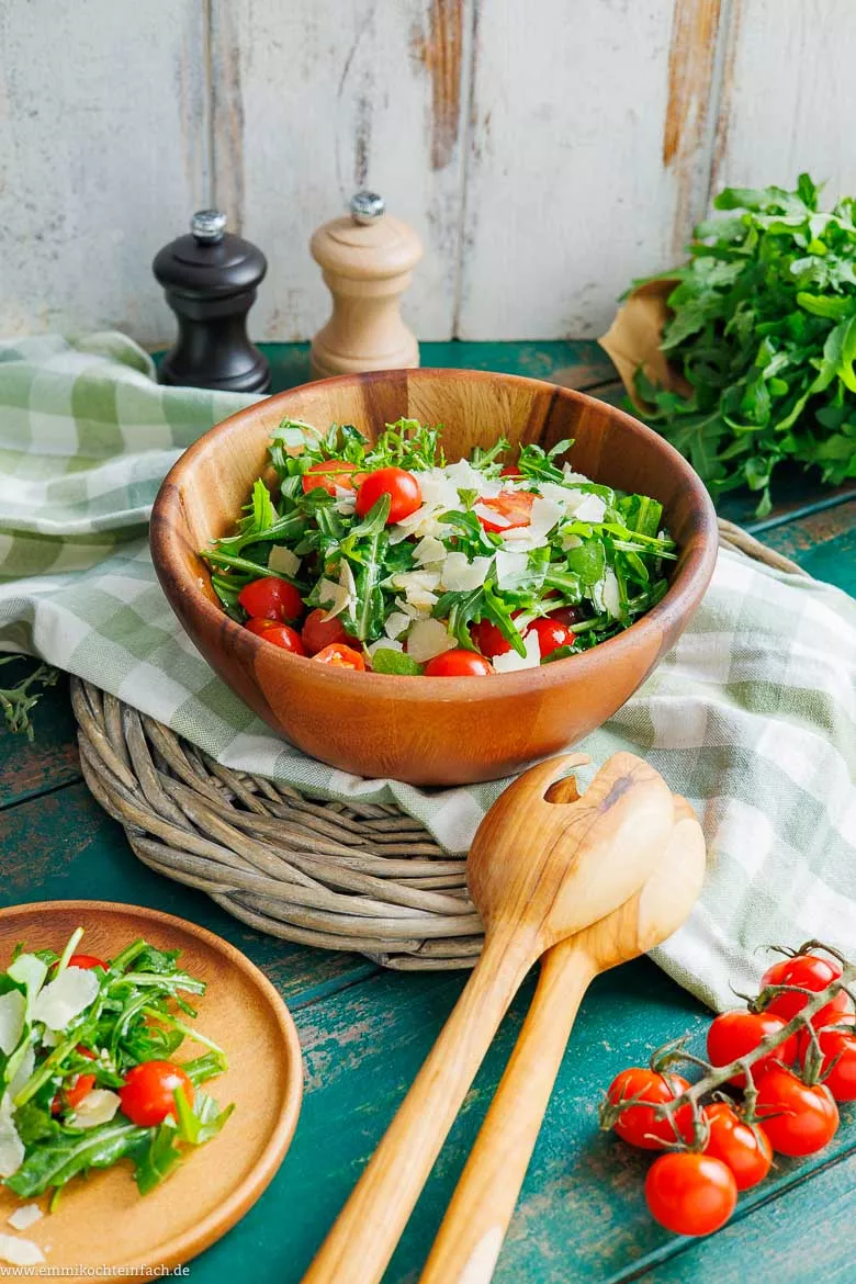 Salat mit Rucola, Tomaten und Parmesan wie in Italien