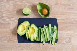 Fein geschnittene Avocado und Gurke für die Sommerrollen-Füllung