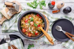 Asiatisch-mediterraner Spaghettisalat serviert in einer Schüssel
