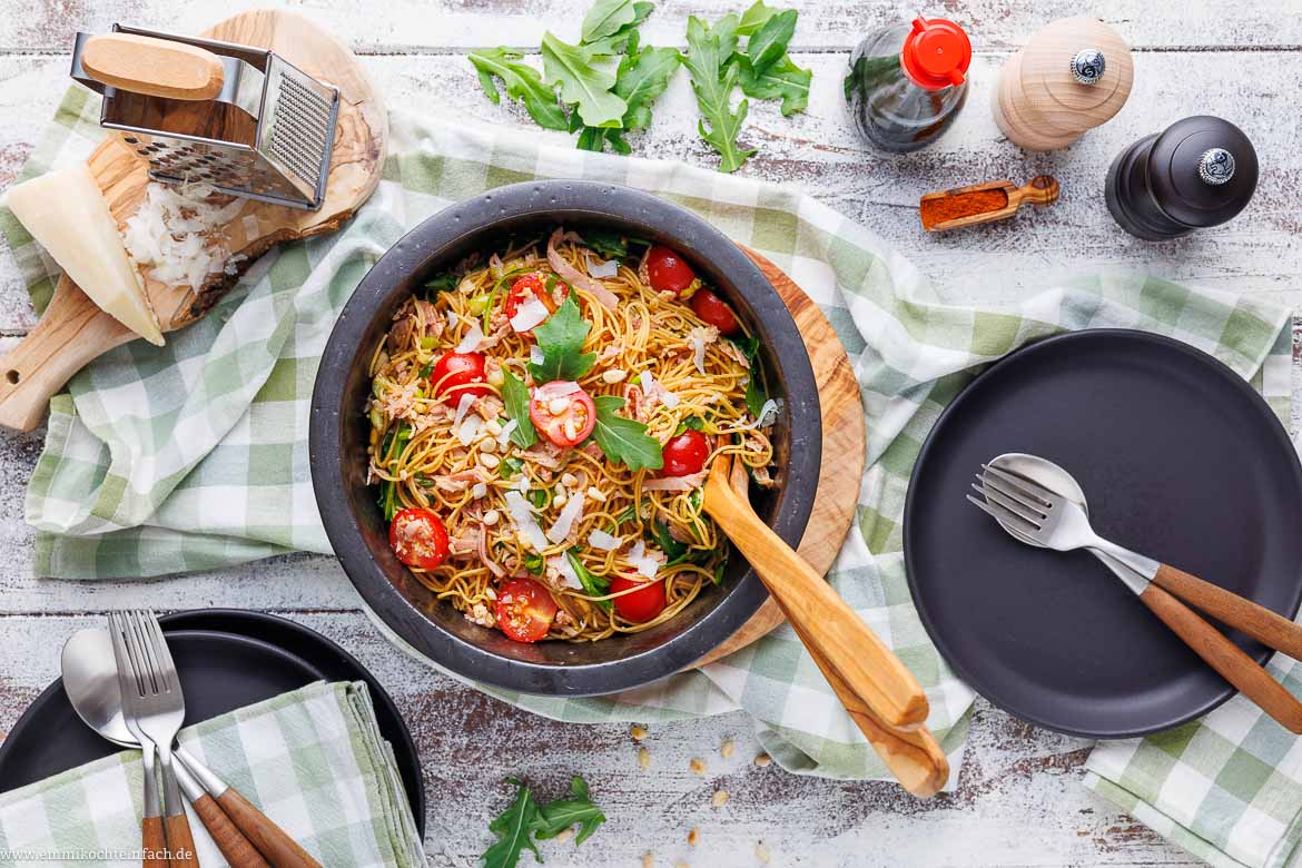 Asiatisch-mediterraner Spaghettisalat serviert in einer Schüssel