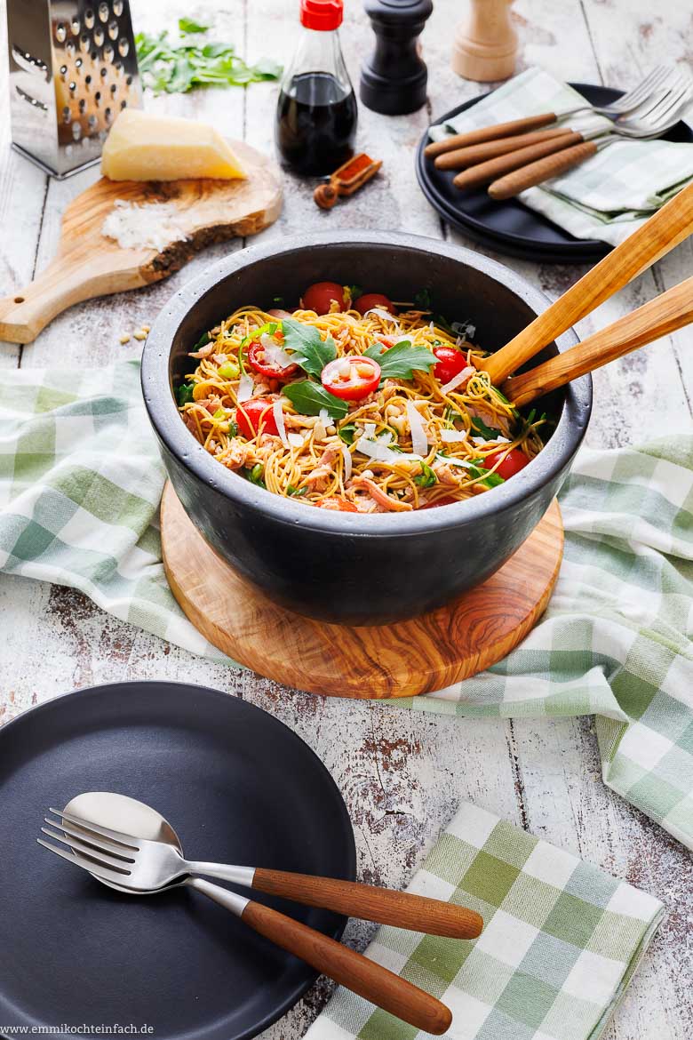 Spaghettisalat als asiatisch-mediterranes Fusion Food in einer Salatschüssel