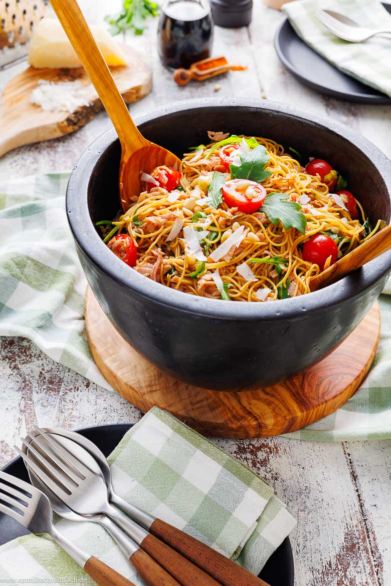 Spaghettisalat als asiatisch-mediterranes Fusion Food in einer Salatschüssel