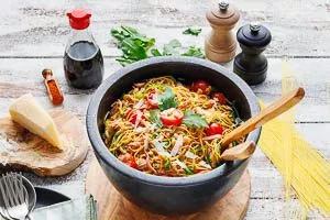 Italienische und asiatische Aromen im Spaghettisalat kombiniert