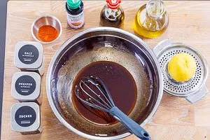 Vermischen der Zutaten für das Dressing des Spaghettisalats