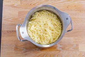 Gekochte Capellini-Pasta für Spaghettisalat