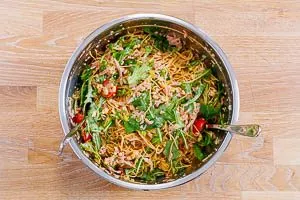 In der Schüssel vermischte Zutaten für Spaghettisalat