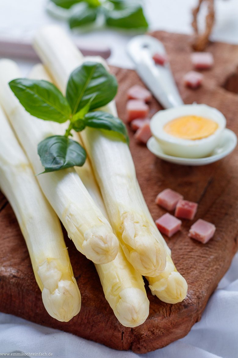 Zutaten für Spargelsalat mit Ei und Schinken