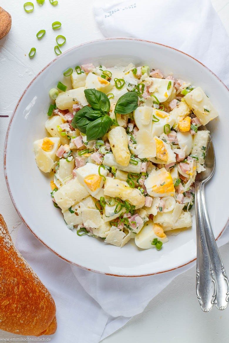 Unkomplizierter Salat mit Spargel, Ei und Schinken