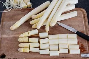 Spargel für Spargelsalat schälen und klein schneiden.