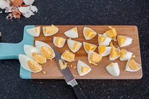 Eier für Spargelsalat kochen und Vierteln halbieren