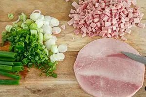 Kochschinken und Frühlingszwiebeln für Spargelsalat klein schneiden