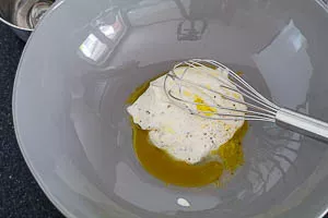 Dressing für Spargelsalat anrühren