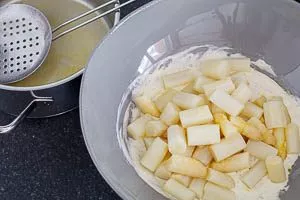 Spargel und Dressing für Spargelsalat miteinander mischen