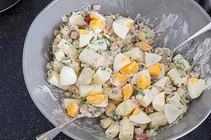 Spargel und Dressing mit anderen Zutaten für Spargelsalat vermischen