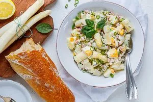Fertiger Spargelsalat mit Ei und Schinken