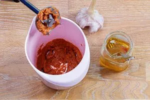 Getrocknete Tomaten und Knoblauch in hohem Rührbecher zu einer cremigen Masse püriert.