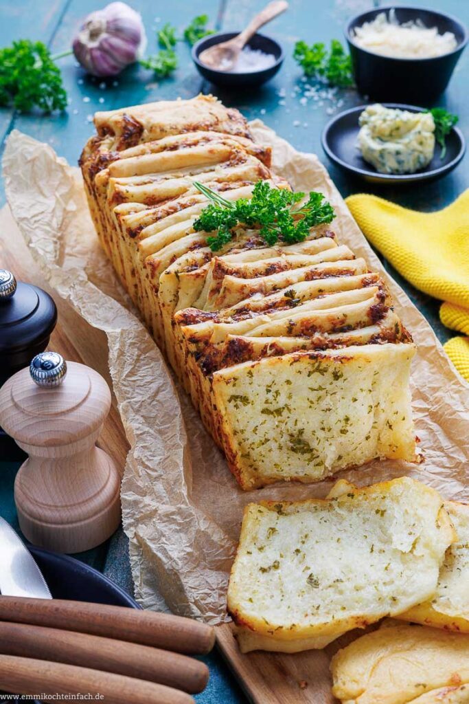 Zupfbrot mit Kräuterbutter - emmikochteinfach