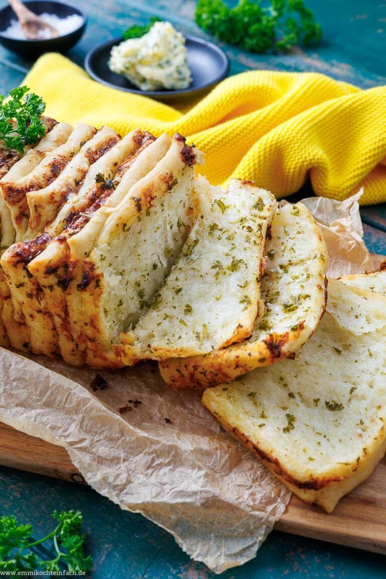 Zupfbrot mit Kräuterbutter - emmikochteinfach