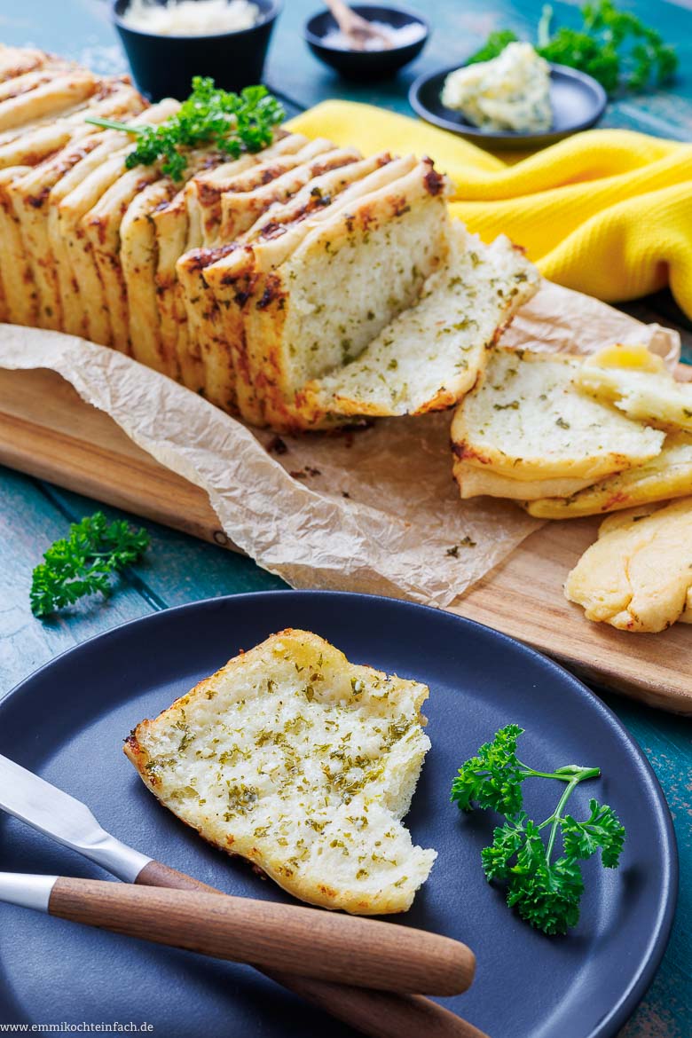 Zupfbrot mit Kräuterbutter aus der Kastenform