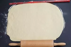 Zupfbrot Teig ausrollen