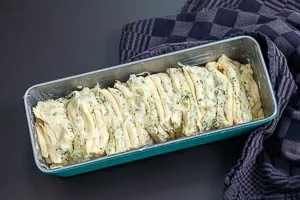 Zupfbrot mit Kraeuterbutter in der Kastenform