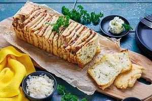 Zupfbrot mit Kraeuterbutter Rezept