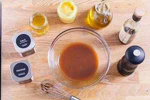 Balsamico Dressing Zutaten in der Schüssel