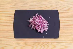 Zwiebeln für den Bohnensalat