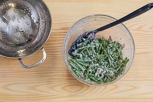Grüner Bohnensalat zubereiten in der Schüssel