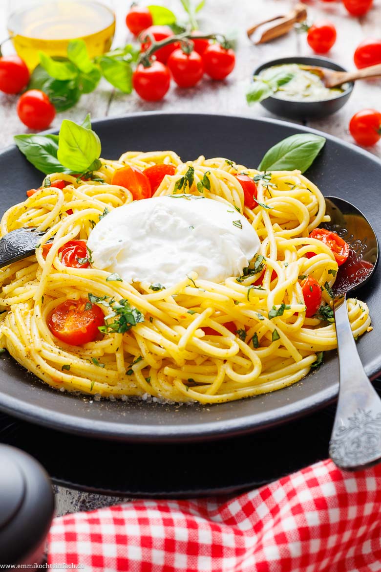 Burrata in Pasta mit Tomaten Rezept