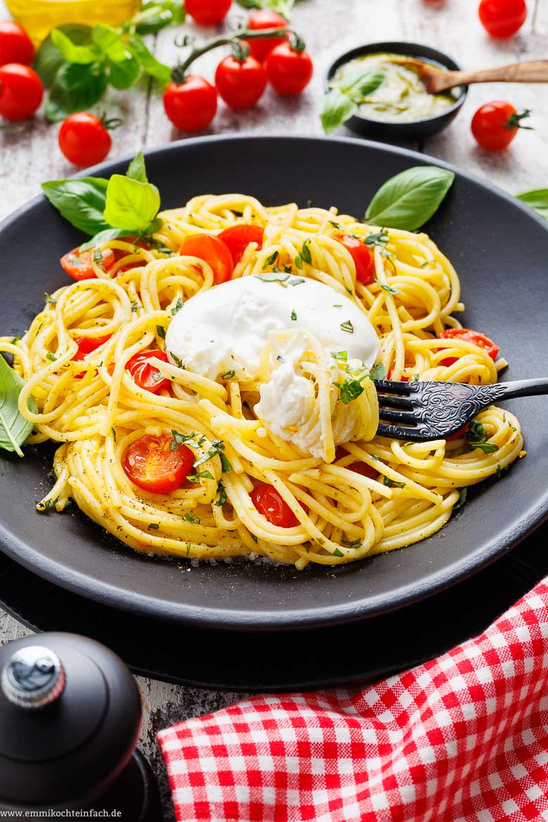 Burrata in Pasta mit Tomaten auf dem Teller