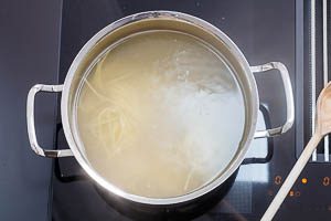 Pasta kochen für Burrata mit Pasta