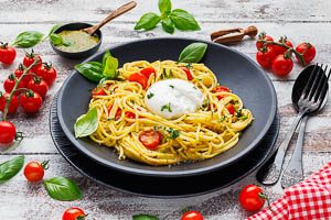 Burrata mit Pasta und Tomaten im Teller