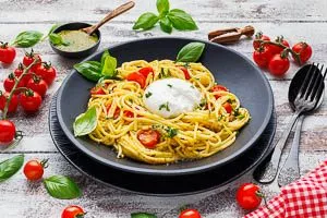 Burrata mit Pasta und Tomaten im Teller