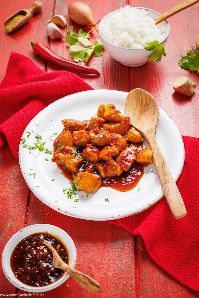 Asiatisches Hähnchen mit Reis und würziger Soße