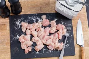 Hähnchen in Würfel schneiden